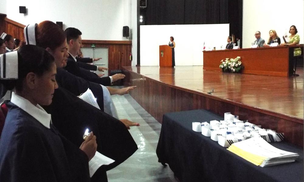 Contentos los egresados de la Generación XXVIII de la Lic. en Enfermería “Mtra. Cristina Medina Rodríguez”