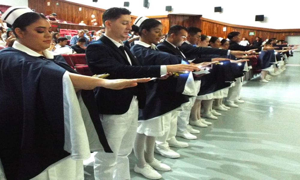 Contentos los egresados de la Generación XXVIII de la Lic. en Enfermería “Mtra. Cristina Medina Rodríguez”