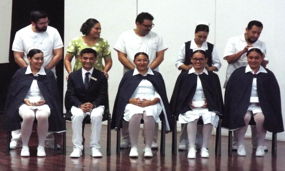 Contentos los egresados de la Generación XXVIII de la Lic. en Enfermería “Mtra. Cristina Medina Rodríguez”
