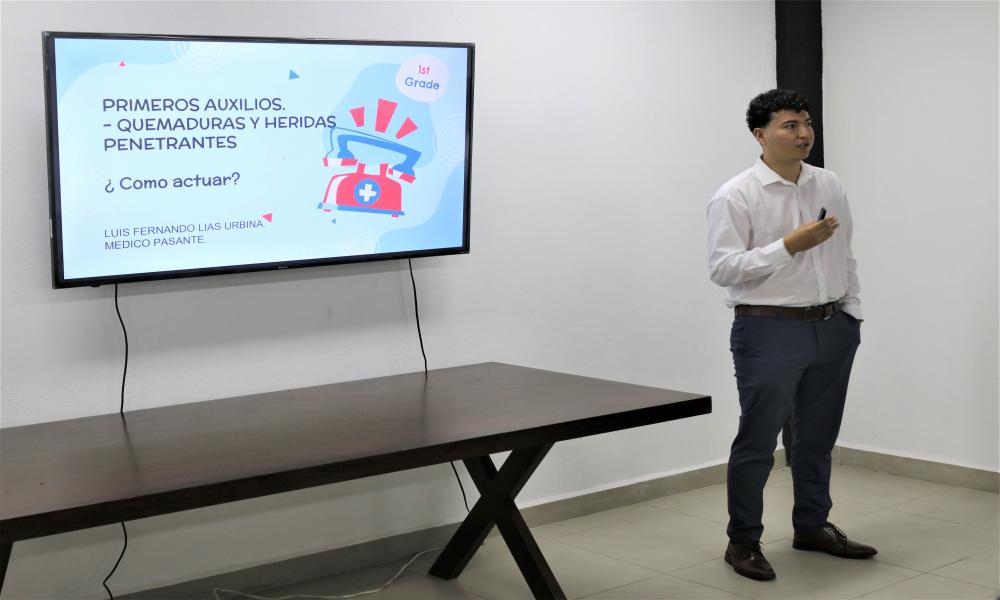 Imparten curso de primeros auxilios a estudiantes de la carrera en Ciencias y Artes Culinarias