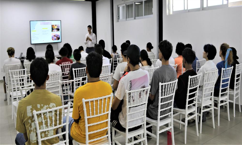 Imparten curso de primeros auxilios a estudiantes de la carrera en Ciencias y Artes Culinarias