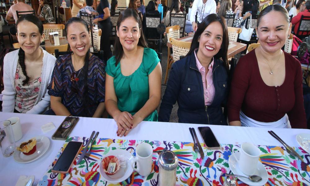 Se reúne la comunidad de la División de Estudios Sociales y Económicos en ameno convivio