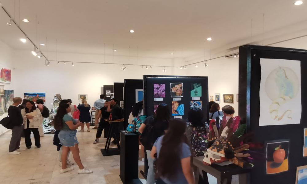 Muestran el talento artístico de estudiantes universitarios en la Biblioteca Los Mangos