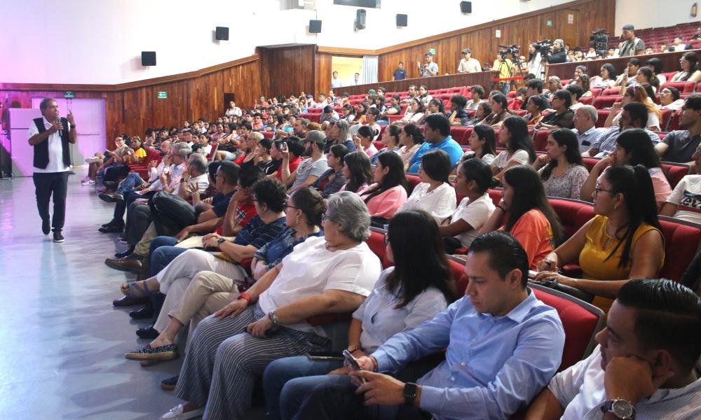 Comparte Fernando González Corona su experiencia empresarial ante estudiantes