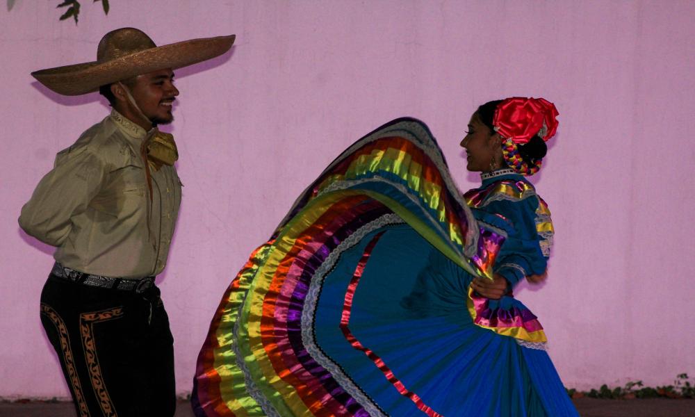 Espectacular participación de universitarios bailando por Corazón de Niña de Puerto Vallarta