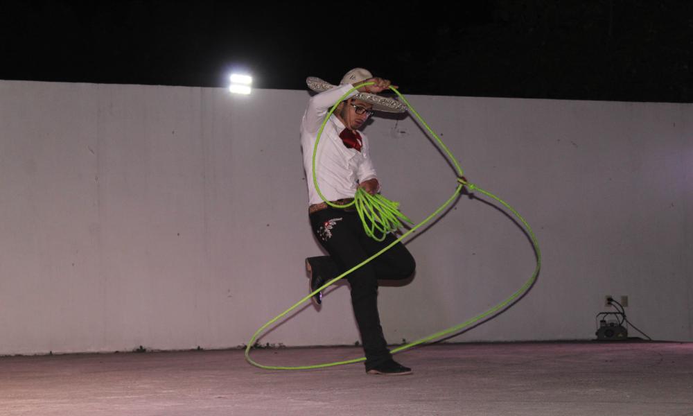 Espectacular participación de universitarios bailando por Corazón de Niña de Puerto Vallarta