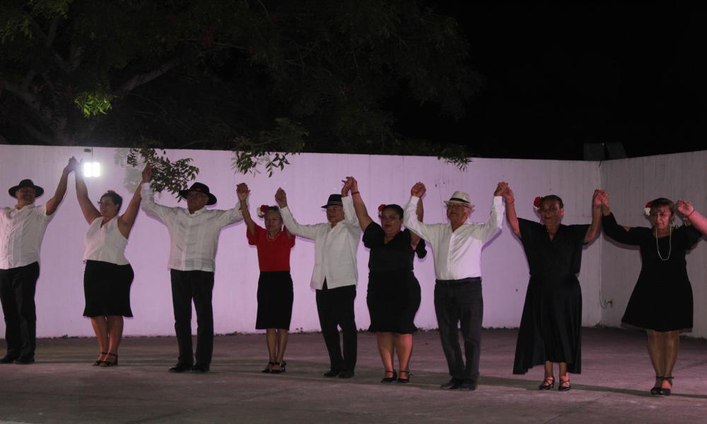 Espectacular participación de universitarios bailando por Corazón de Niña de Puerto Vallarta