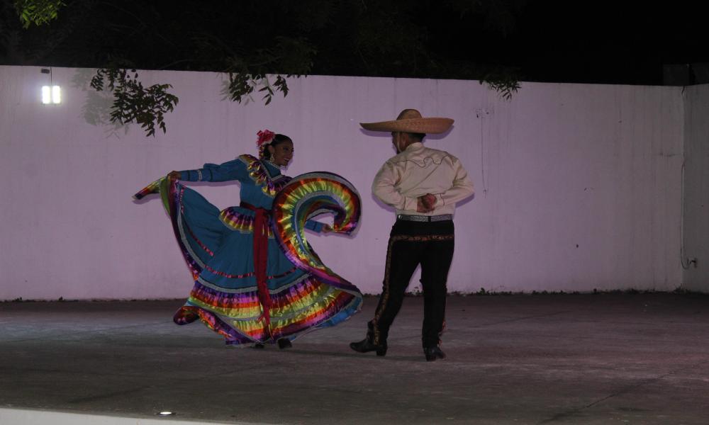 Espectacular participación de universitarios bailando por Corazón de Niña de Puerto Vallarta