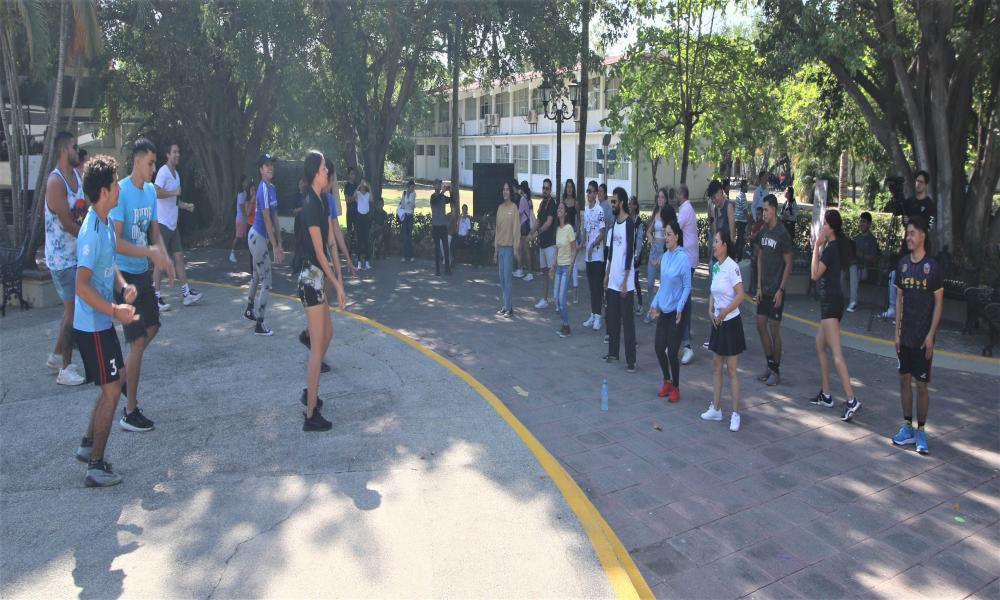 Participan universitarios del CUCosta en el Día Mundial de la Activación Física