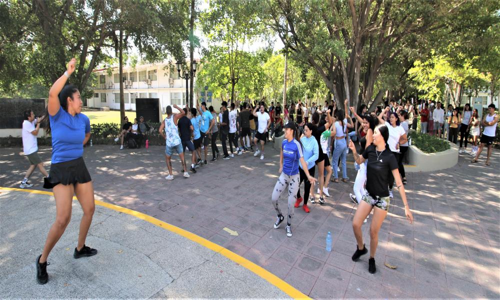 Participan universitarios del CUCosta en el Día Mundial de la Activación Física