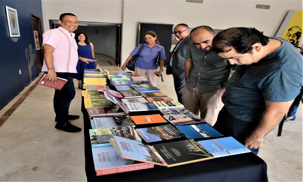Universitarios, amigos y familiares rinden emotivo homenaje póstumo al Dr. Carlos Virgen Aguilar