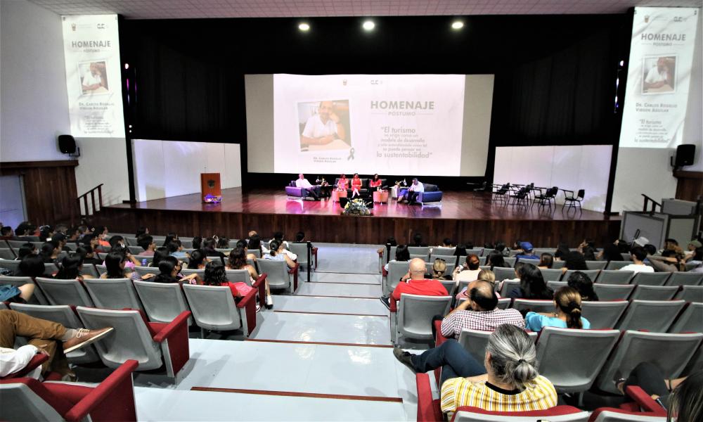 Universitarios, amigos y familiares rinden emotivo homenaje póstumo al Dr. Carlos Virgen Aguilar