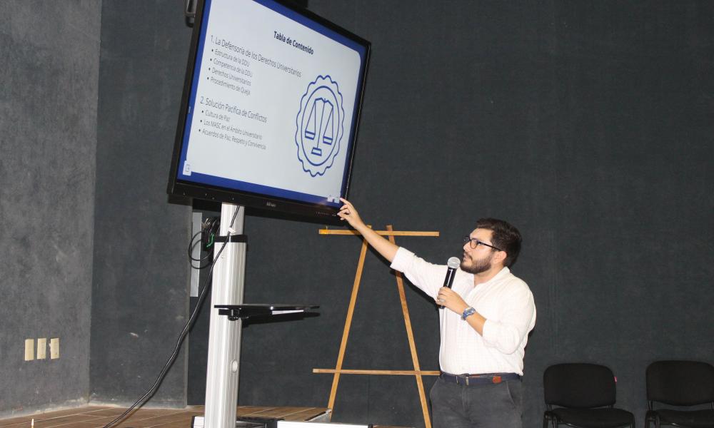 Conocen profesores y profesoras de la Prepa de Tlajomulco filosofía de Cultura de Paz en CUCosta