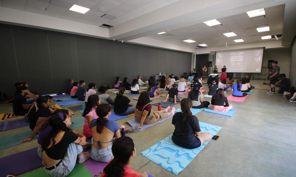 Se reúne la comunidad universitaria en la presentación del libro “Returning Home To Our Bodies”