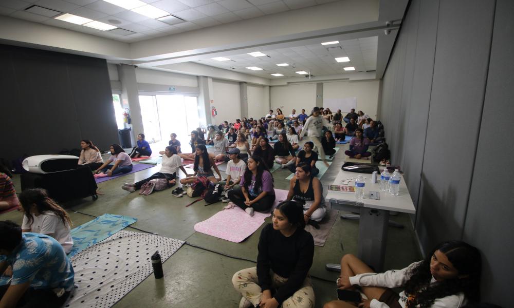 Se reúne la comunidad universitaria en la presentación del libro “Returning Home To Our Bodies”