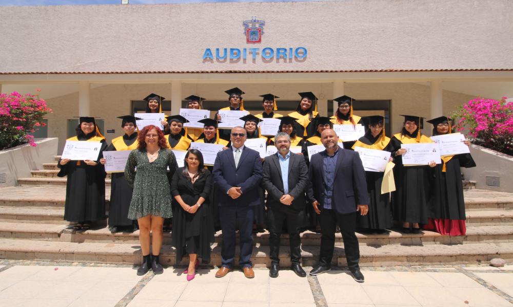 Se realiza en CUCosta triple graduación con grandes satisfacciones