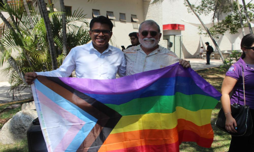 Se realiza el izamiento de la bandera LGBTIQ+ en CUCosta