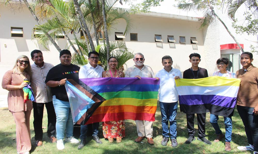 Se realiza el izamiento de la bandera LGBTIQ+ en CUCosta