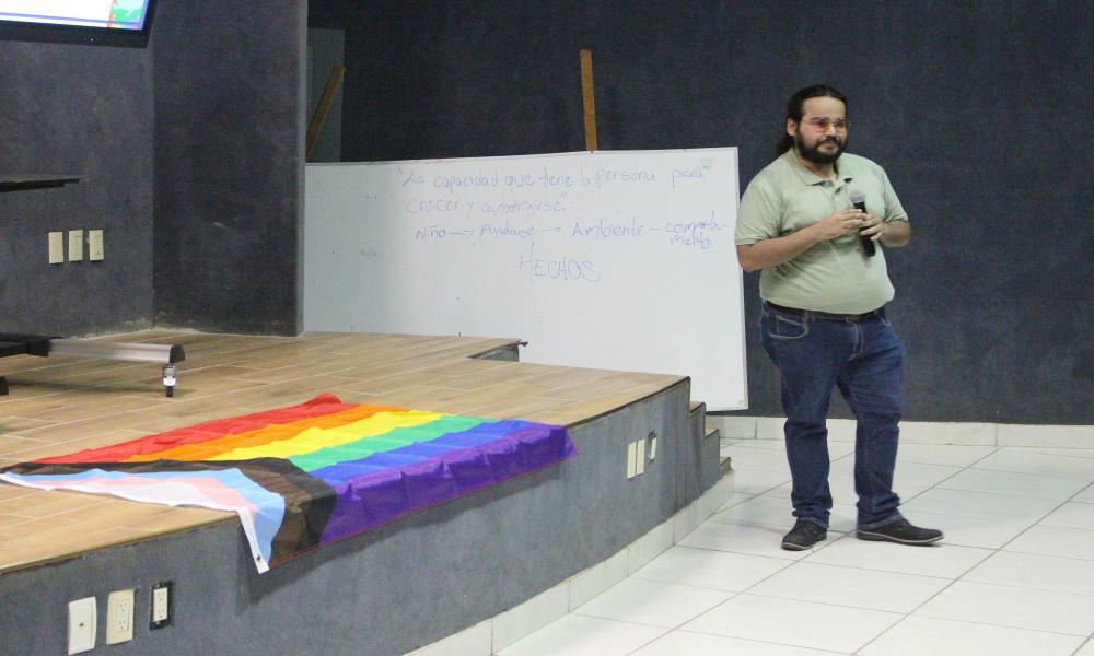 Se realiza el izamiento de la bandera LGBTIQ+ en CUCosta