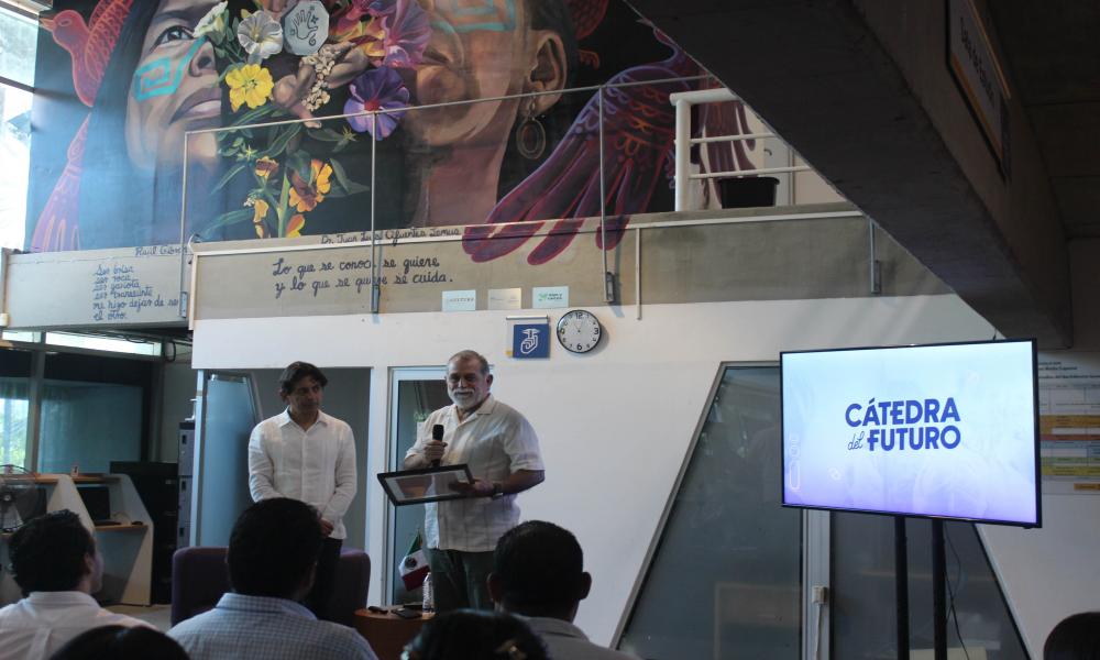 Entrega Dr. Jorge Téllez López reconocimiento al Dr. Simón Barquera por su participación en la Cátedra del Futuro