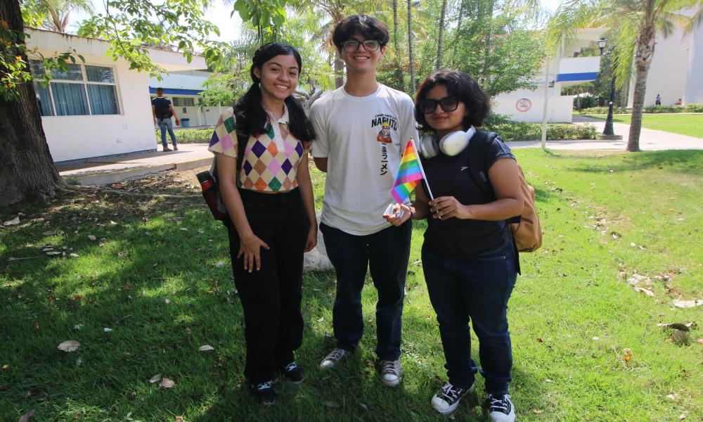 Se realiza el izamiento de la bandera LGBTIQ+ en CUCosta