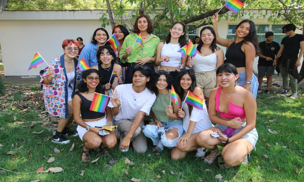 Se realiza el izamiento de la bandera LGBTIQ+ en CUCosta