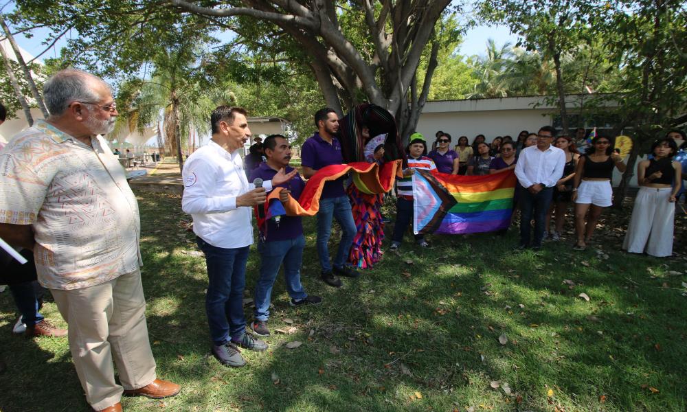 Se realiza el izamiento de la bandera LGBTIQ+ en CUCosta