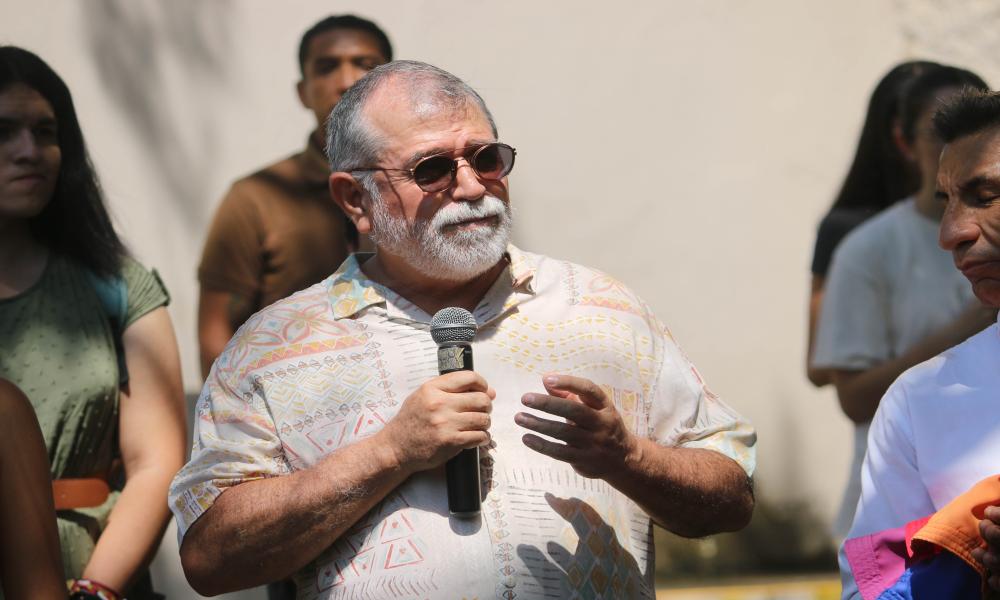 Se realiza el izamiento de la bandera LGBTIQ+ en CUCosta