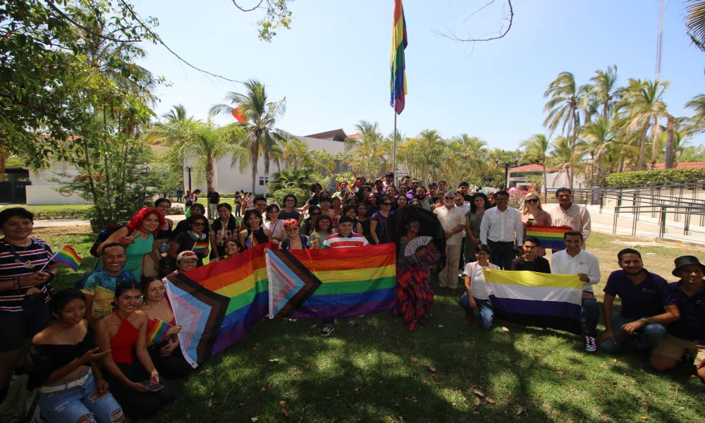 Se realiza el izamiento de la bandera LGBTIQ+ en CUCosta