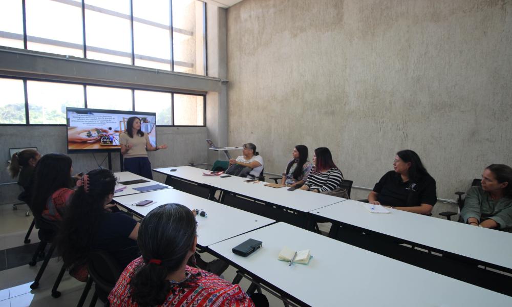 La Dra. Ciria Salazar, Profesora Investigadora de la Universidad de Colima presentó su ponencia “Mujeres en STEAM”