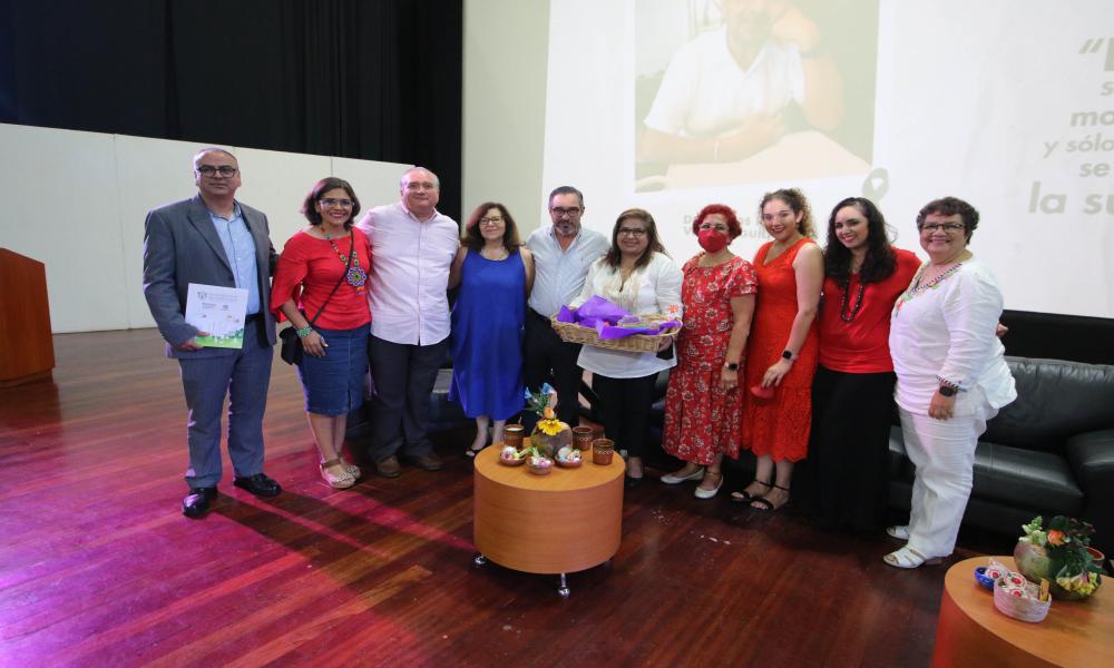 Universitarios, amigos y familiares rinden emotivo homenaje póstumo al Dr. Carlos Virgen Aguilar