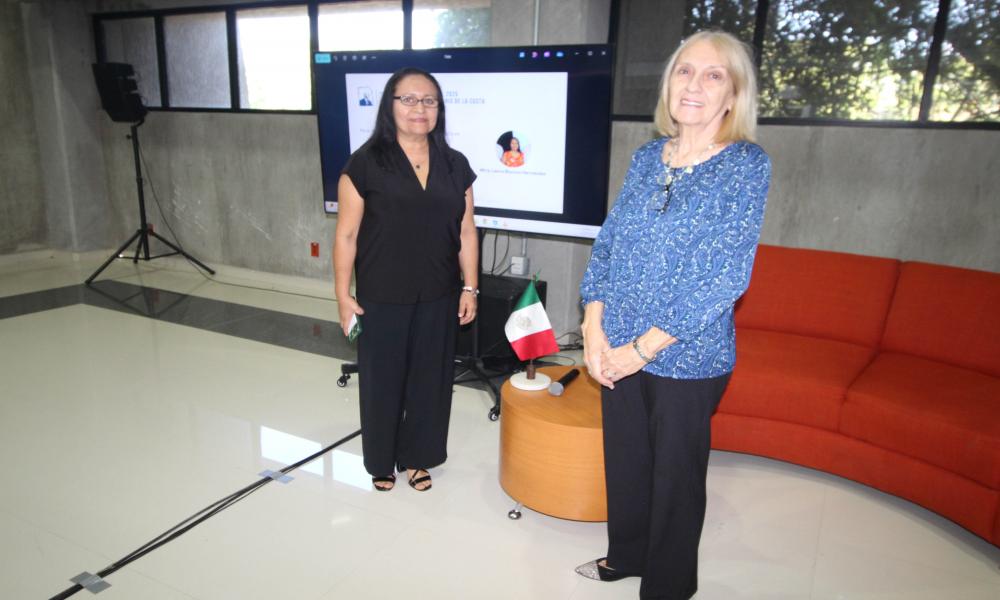 Autoridades del CUCosta entregan merecido reconocimiento a la Mtra. Laura Biurcos Hernández