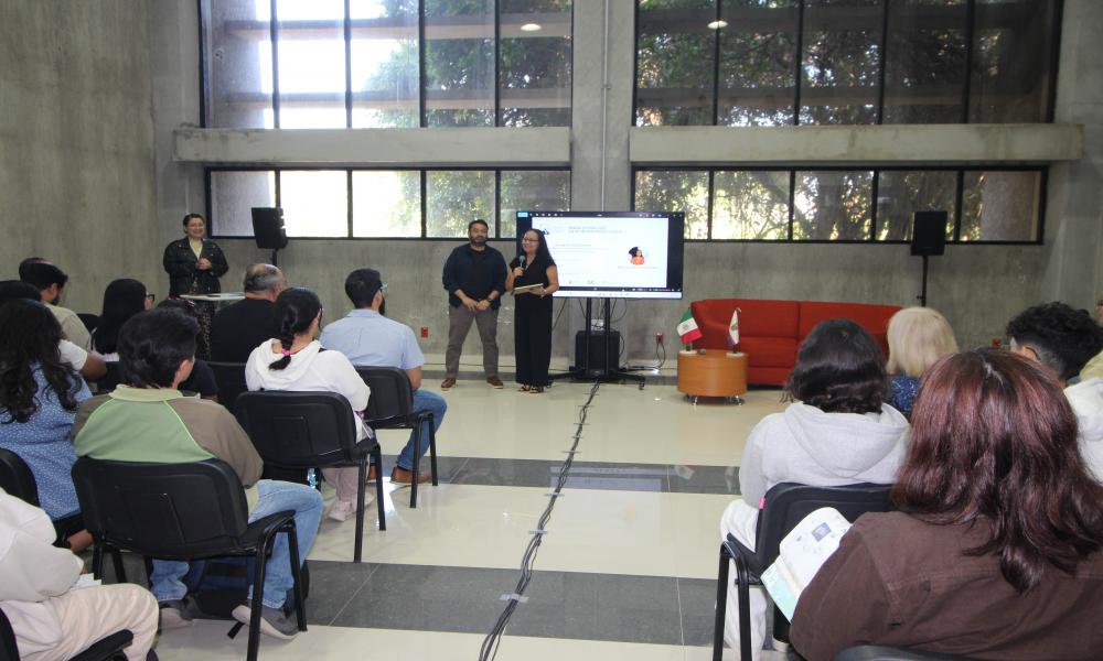 Autoridades del CUCosta entregan merecido reconocimiento a la Mtra. Laura Biurcos Hernández