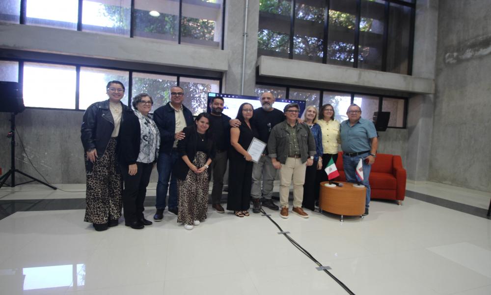 Autoridades del CUCosta entregan merecido reconocimiento a la Mtra. Laura Biurcos Hernández