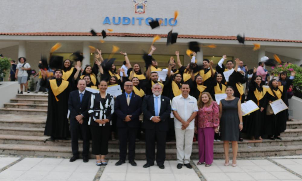 Egresan 29 psicólogos y 21 biólogos más del CUCosta en un acto académico conjunto