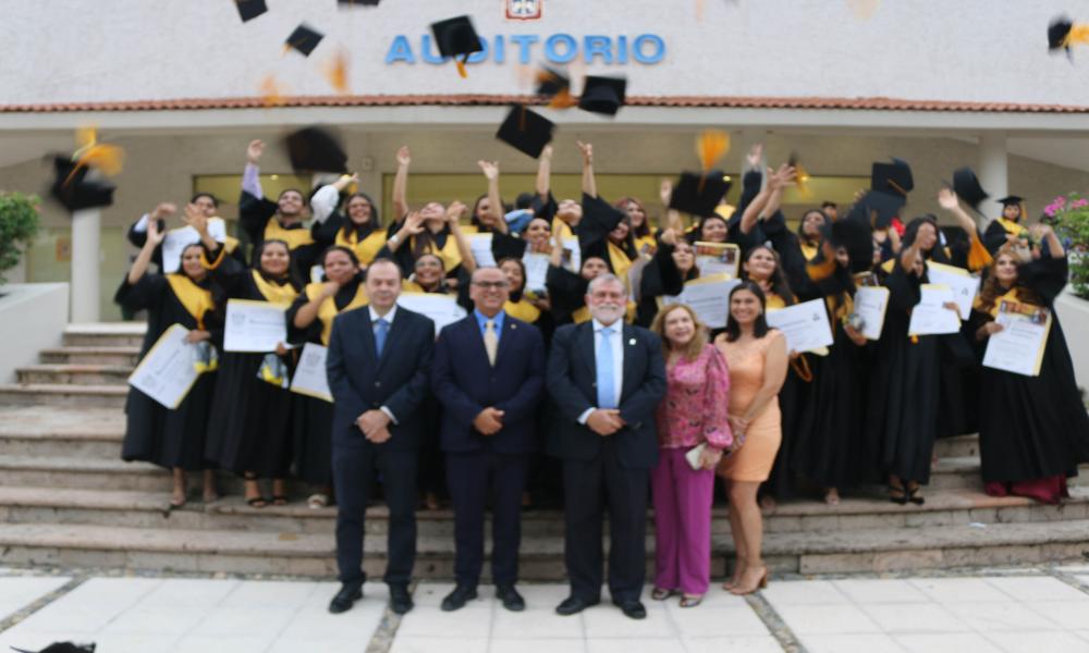 Egresan 29 psicólogos y 21 biólogos más del CUCosta en un acto académico conjunto