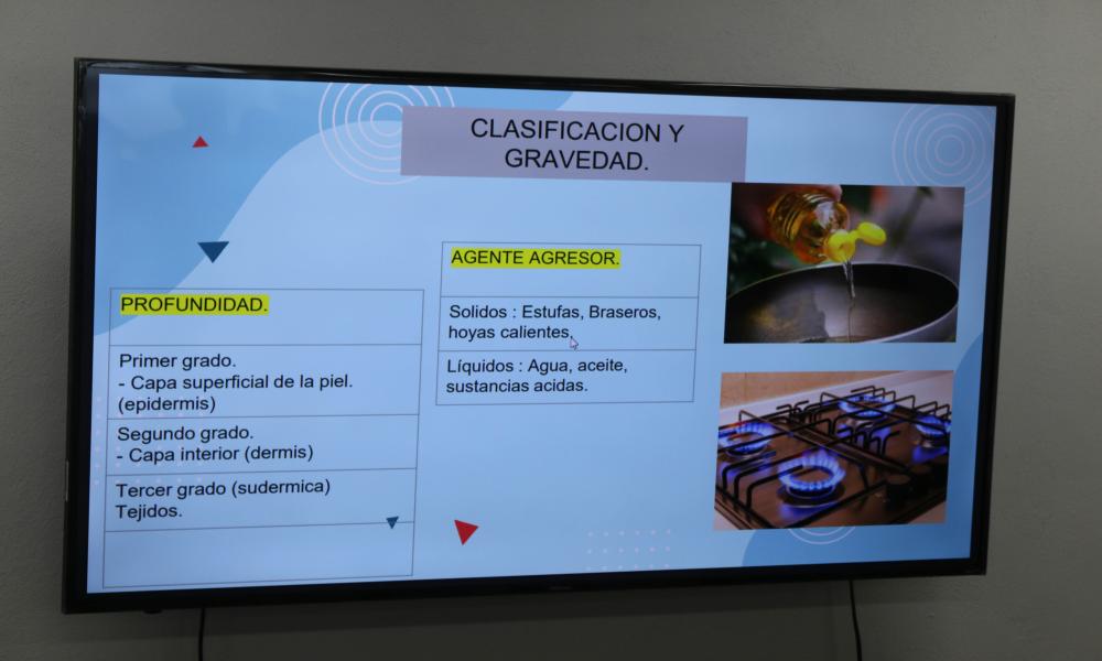 Imparten curso de primeros auxilios a estudiantes de la carrera en Ciencias y Artes Culinarias