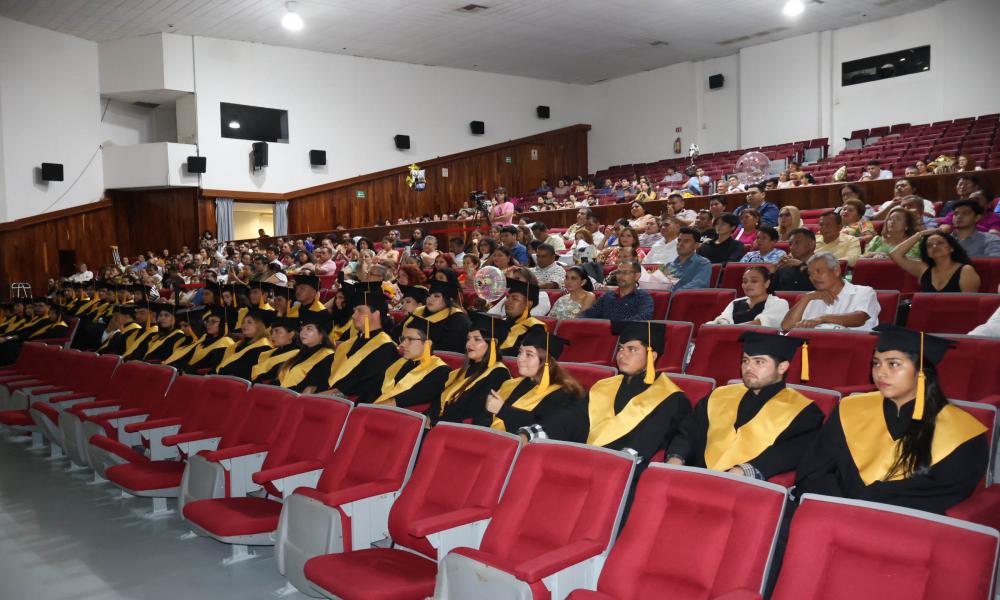 Egresaron 49 estudiantes de la XLI Generación de la Lic. en Arquitectura “Dr. Jorge Ignacio Chavoya Gama”