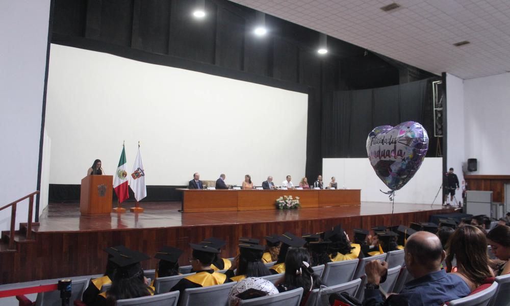 Egresan 29 psicólogos y 21 biólogos más del CUCosta en un acto académico conjunto