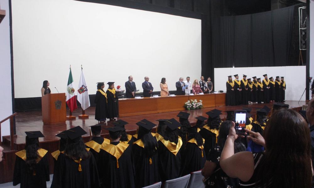 Egresan 29 psicólogos y 21 biólogos más del CUCosta en un acto académico conjunto