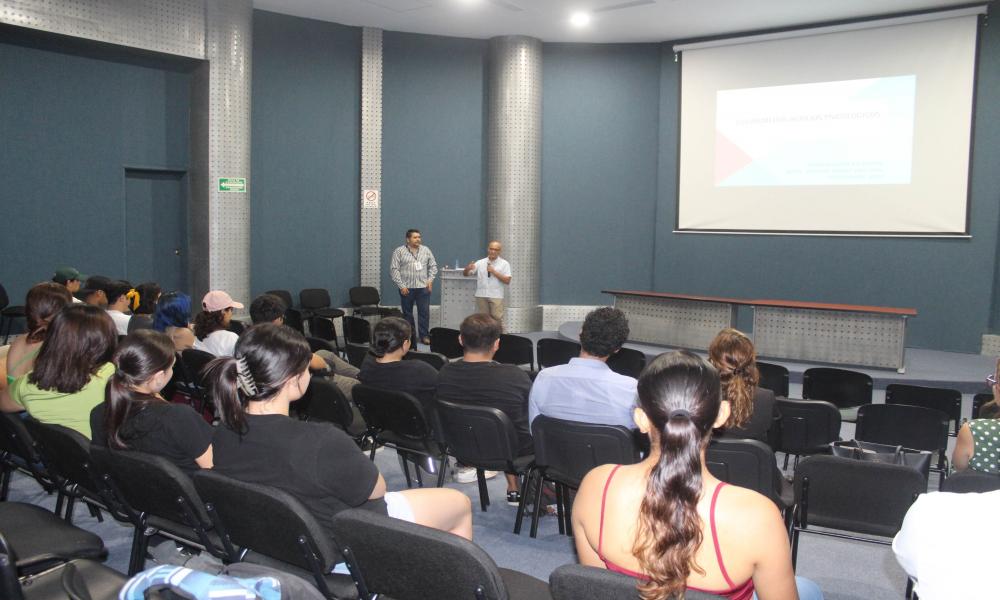 Capacitan a estudiantes del CUCosta en primeros auxilios psicológicos