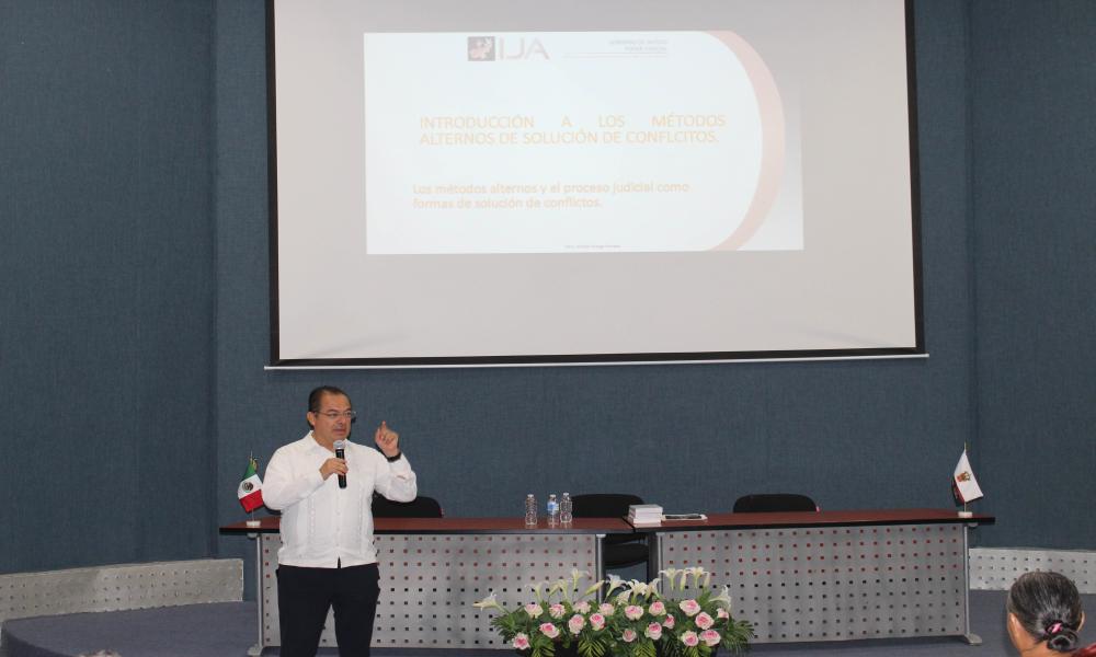 Se preparan a universitarios para mediar conflictos mediante la Justicia Alternativa