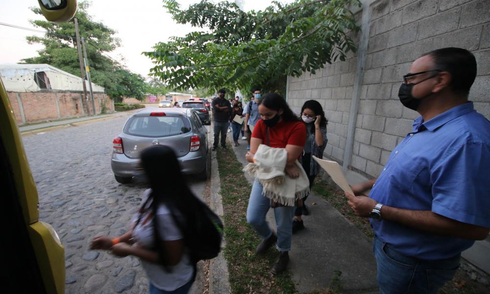 Acuden 42 alumnos del CUCosta a completar su esquema de vacunación