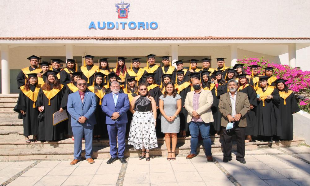 Se gradúan 1,111 estudiantes de tres calendarios escolares en CUCosta