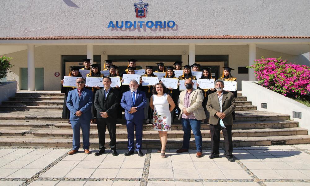 Se gradúan 1,111 estudiantes de tres calendarios escolares en CUCosta