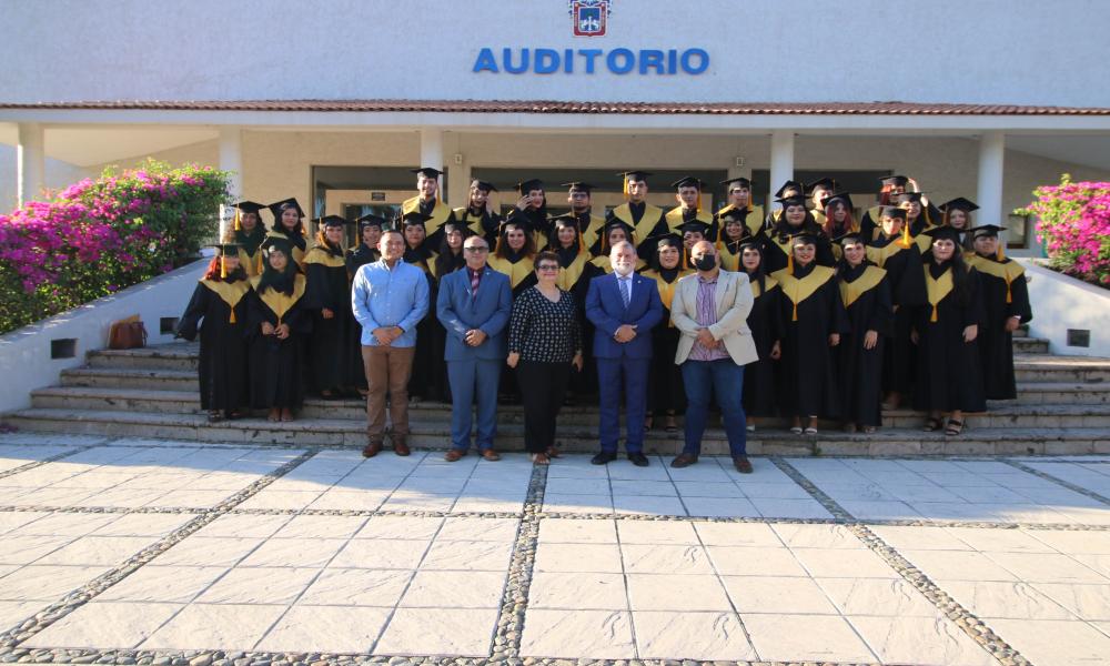 Se gradúan 1,111 estudiantes de tres calendarios escolares en CUCosta