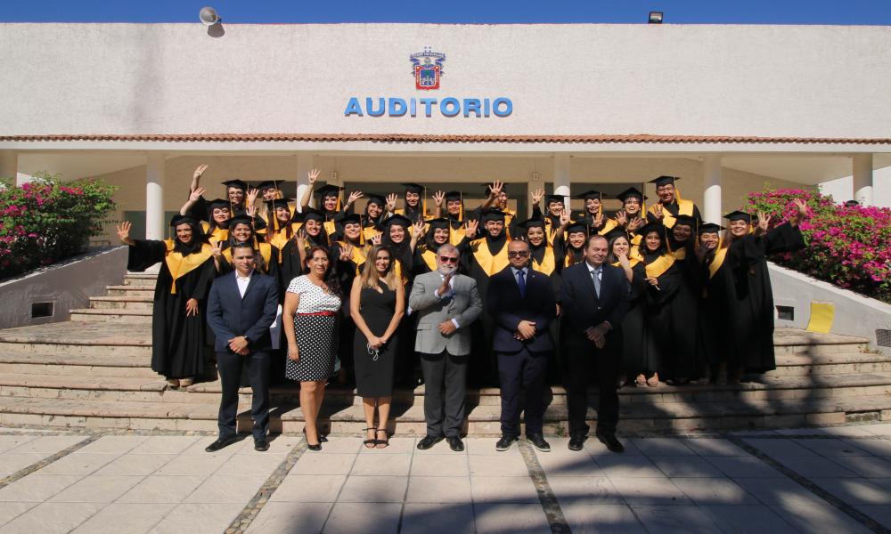 Se gradúan 1,111 estudiantes de tres calendarios escolares en CUCosta