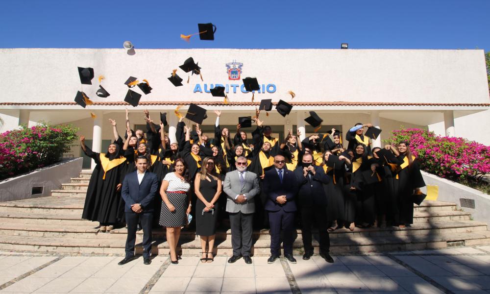 Se gradúan 1,111 estudiantes de tres calendarios escolares en CUCosta