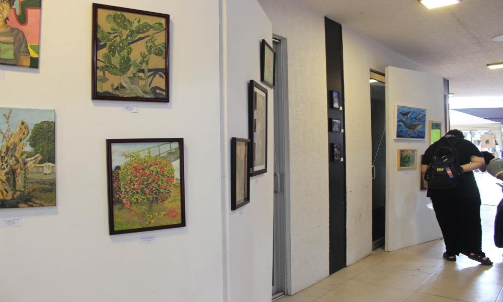 Exitosa jornada en “Sinergia” con obras artísticas del talento universitario y artistas invitados