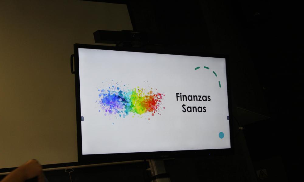 Ilustran a estudiantes sobre finanzas sanas tras su paso por la universidad